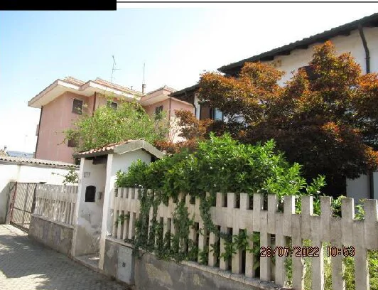Villino con autorimessa e giardino in Parona