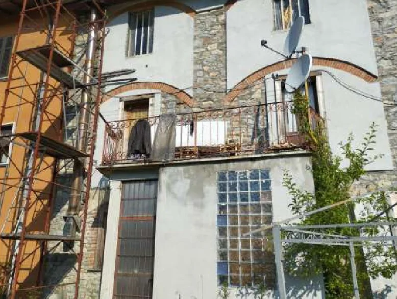 Lotto 1: due appartamenti in edificio antico a Cocquio-Trevisago