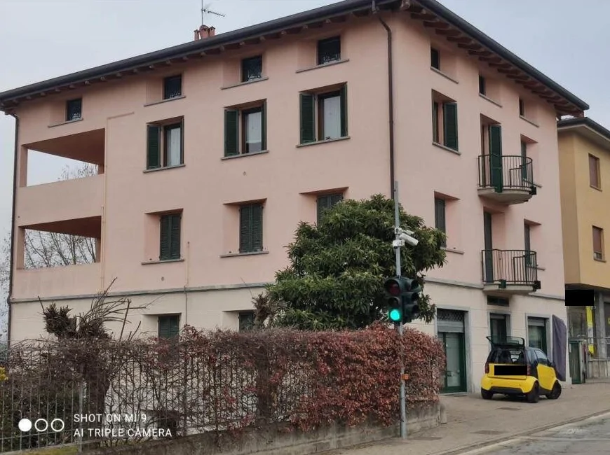 Appartamento al piano secondo con cantina, autorimessa e portico al seminterrato
