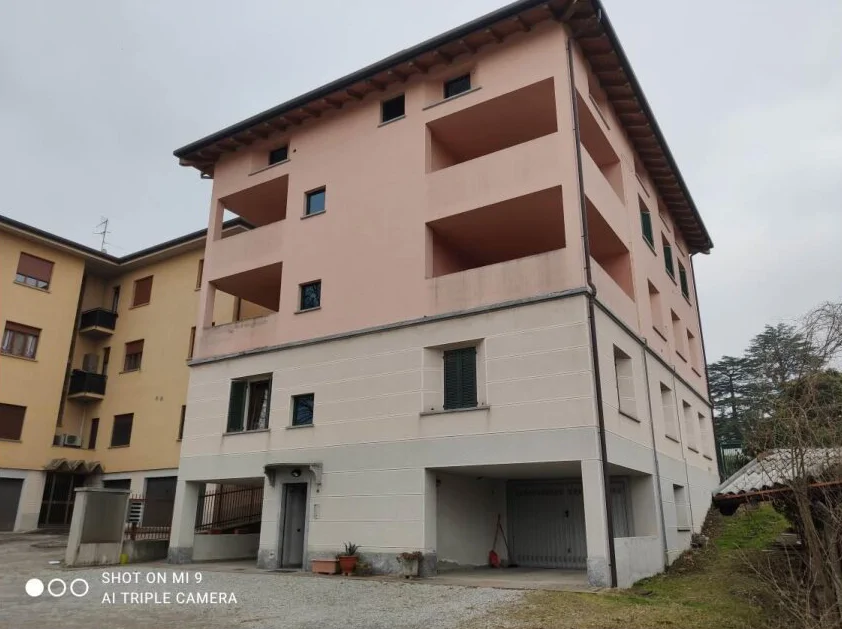 Monolocale al secondo piano con terrazzo, da frazionare e sanare