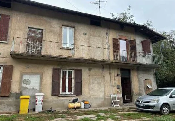 Porzione di fabbricato cielo-terra su due livelli con area pertinenziale