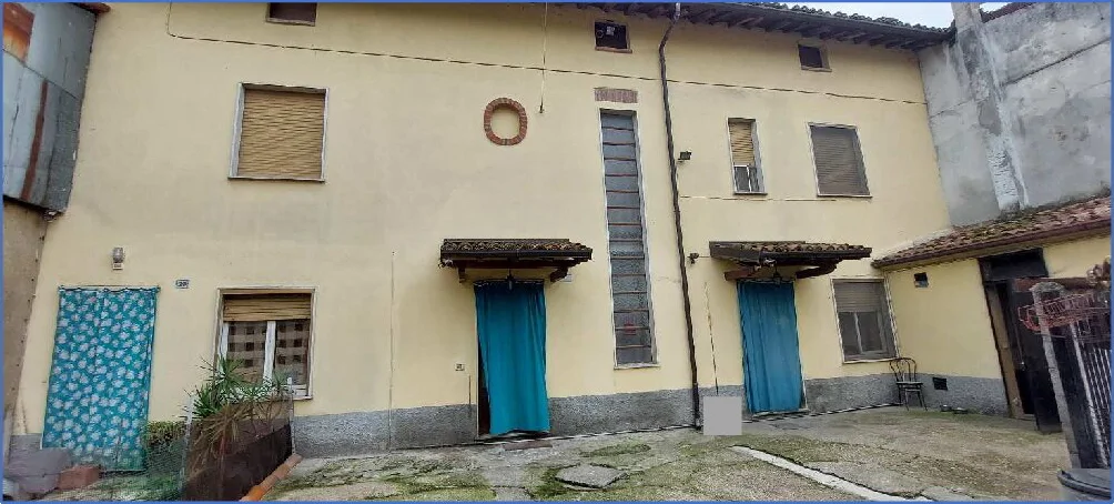 Casa padronale a Monticelli Pavese con area cortilizia