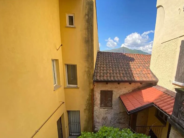 Appartamento con cantina e locale con bagno in Maccagno