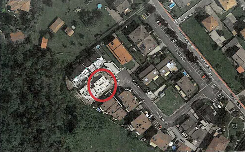 Lotto residenziale con edificio al rustico a Faloppio