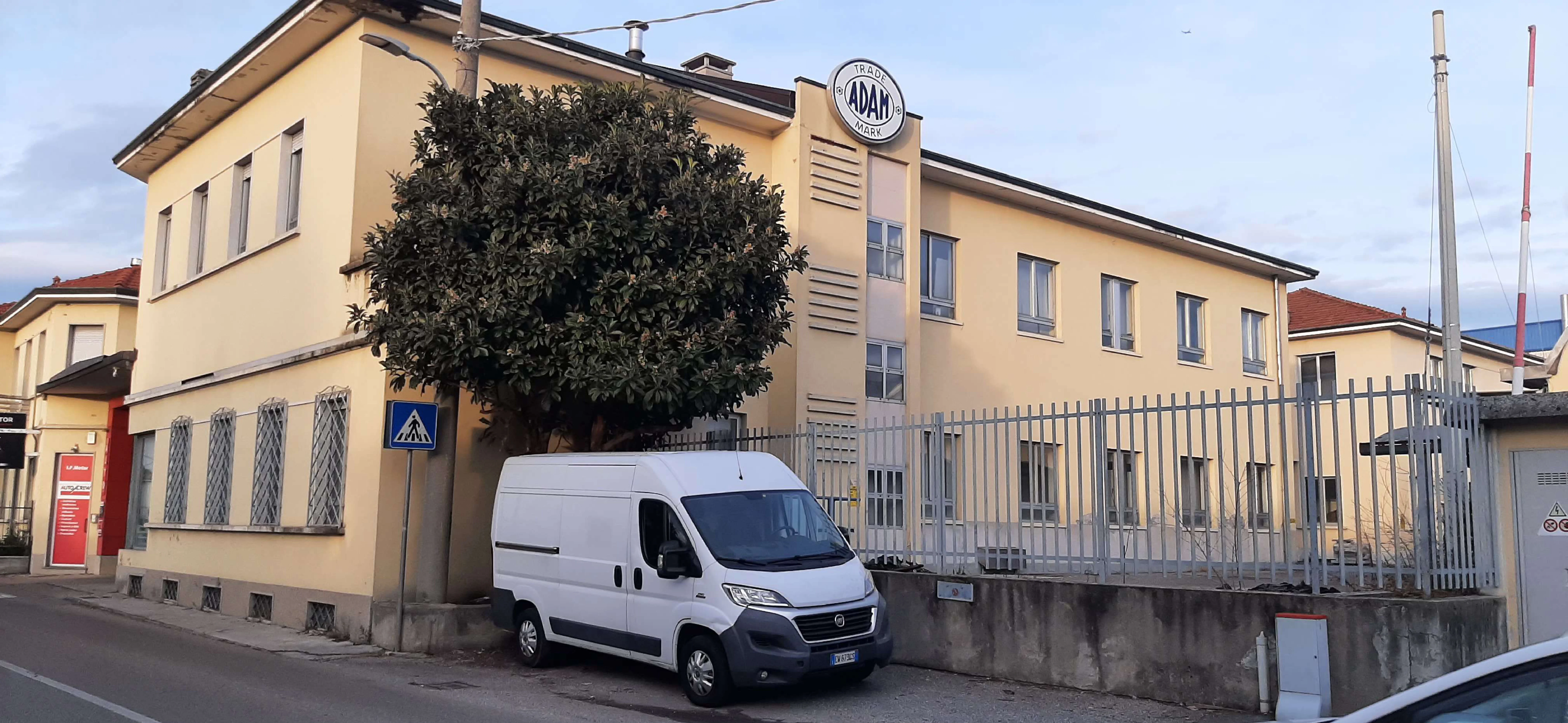 Complesso industriale con capannoni e uffici a Carnago