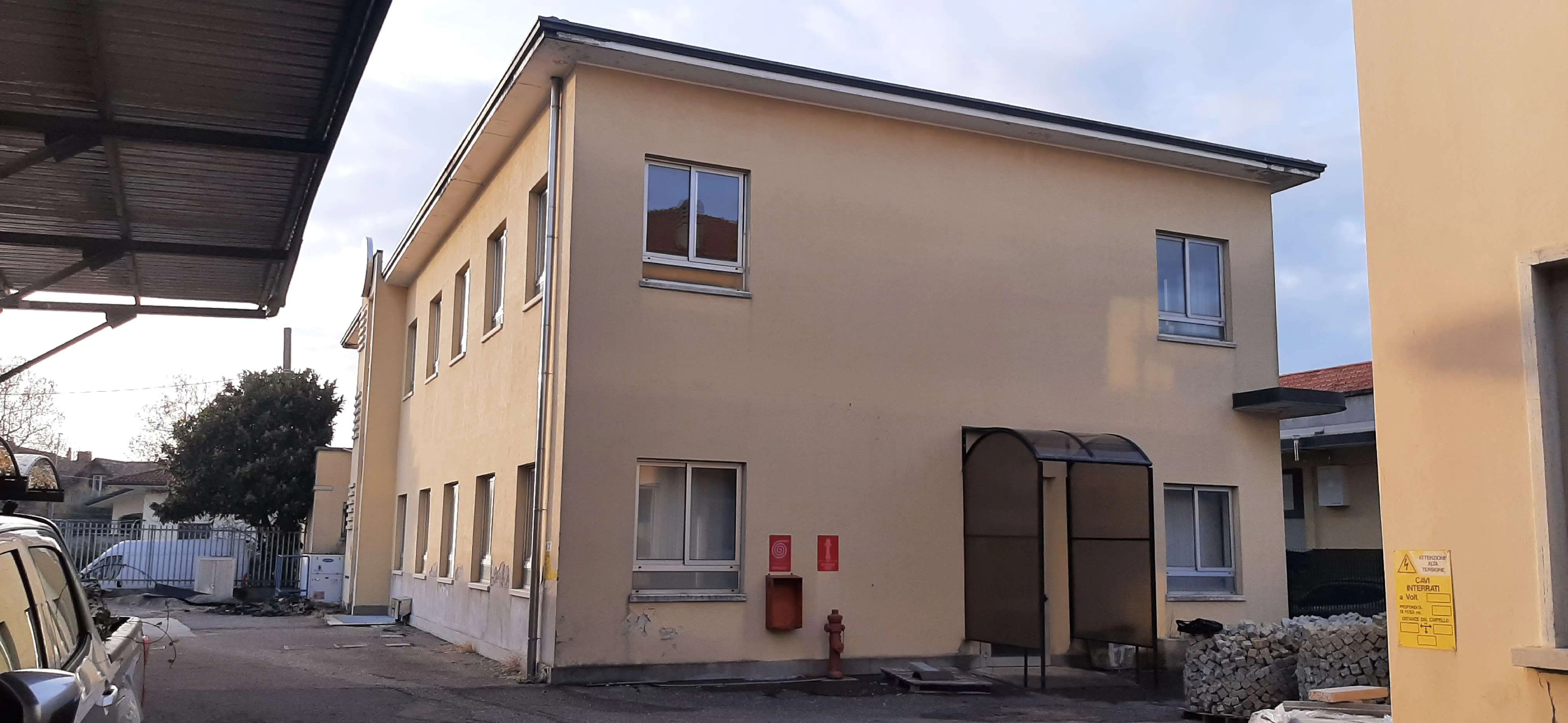 Complesso industriale con capannoni e uffici a Carnago
