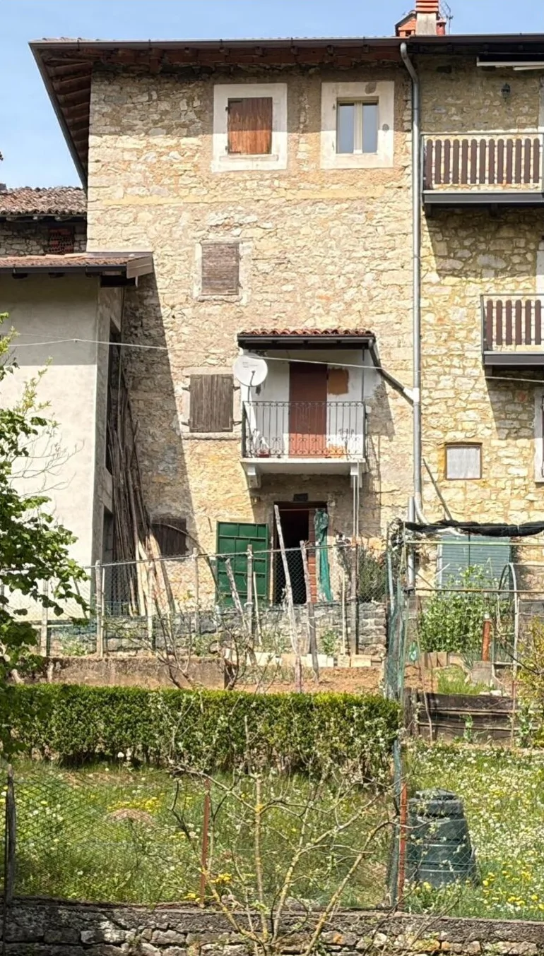 Porzione cielo-terra con terreno in Zogno