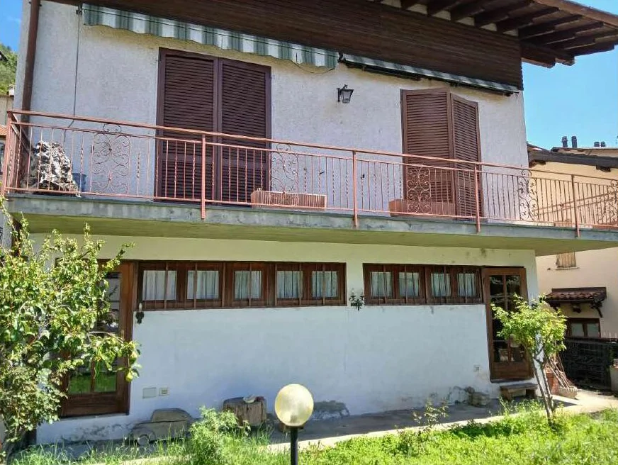 Casa indipendente a Ponna Superiore con mansarda e seminterrato