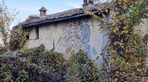 Abitazione indipendente con area esclusiva e fabbricati accessori