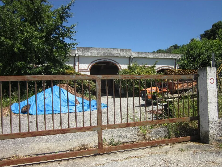Capannone agricolo su due livelli con area esterna a Borgo Priolo
