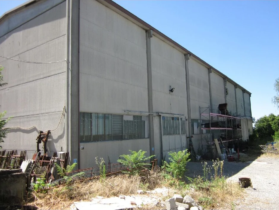 Capannone agricolo su due livelli con area esterna a Borgo Priolo