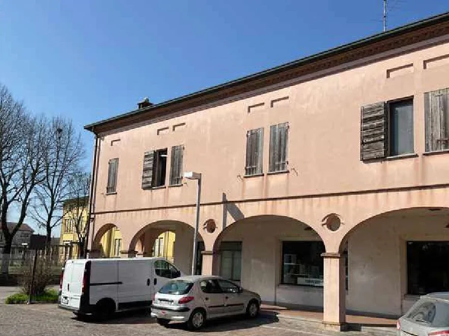 Negozio con laboratorio e autorimessa in Curtatone