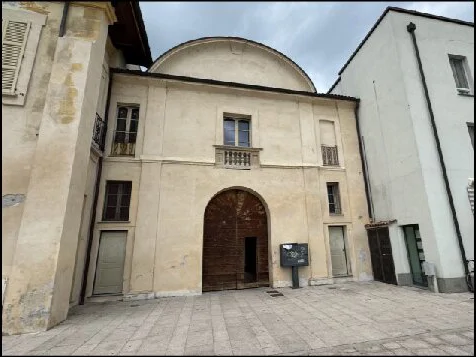 Appartamento rustico al piano primo con due box in centro storico
