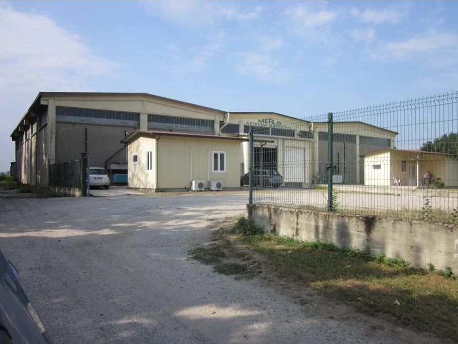 Capannone agricolo con terreni e cabina elettrica