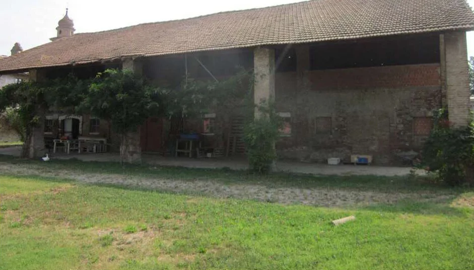 Ufficio, fabbricati agricoli e terreno a Voghera