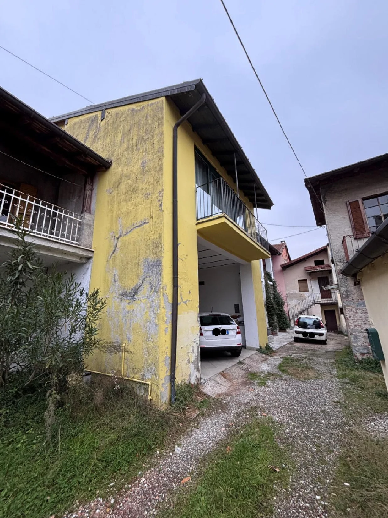 Abitazione popolare su tre piani con area esterna in Sangiano