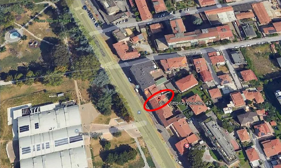 Porzione di edificio con appartamento, deposito e negozio in Bresso