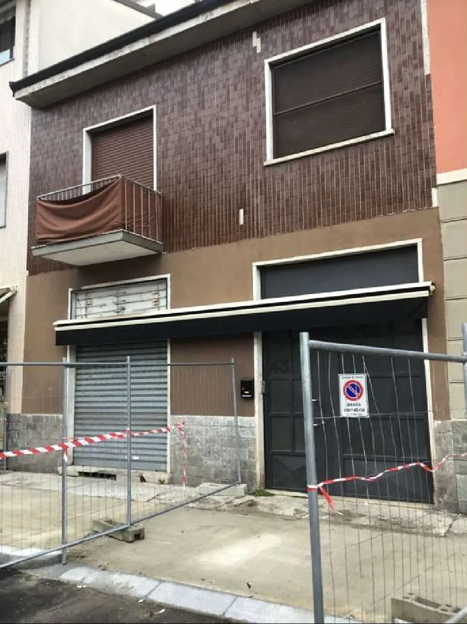 Porzione di edificio con appartamento, deposito e negozio in Bresso