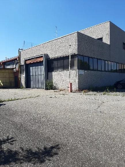 Complesso industriale con capannoni e cabina Enel
