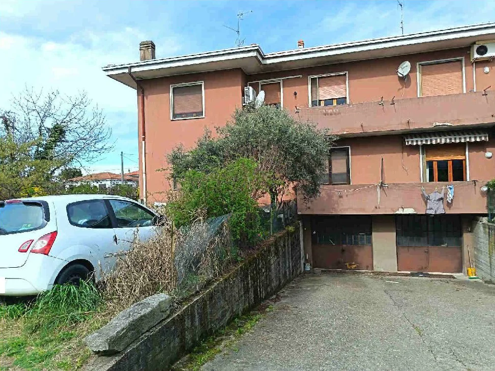 Appartamento trilocale con cantina e terreni a Robecchetto con Induno