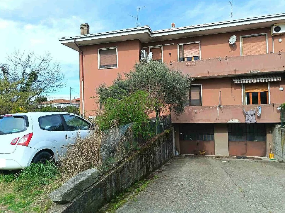 Appartamento bifamiliare con box, terreni e fabbricati agricoli