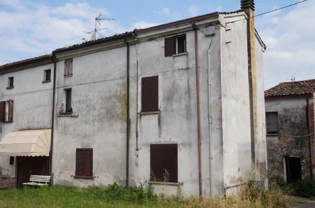 Lotto unico: casa, collabente, deposito e terreno a Marcaria