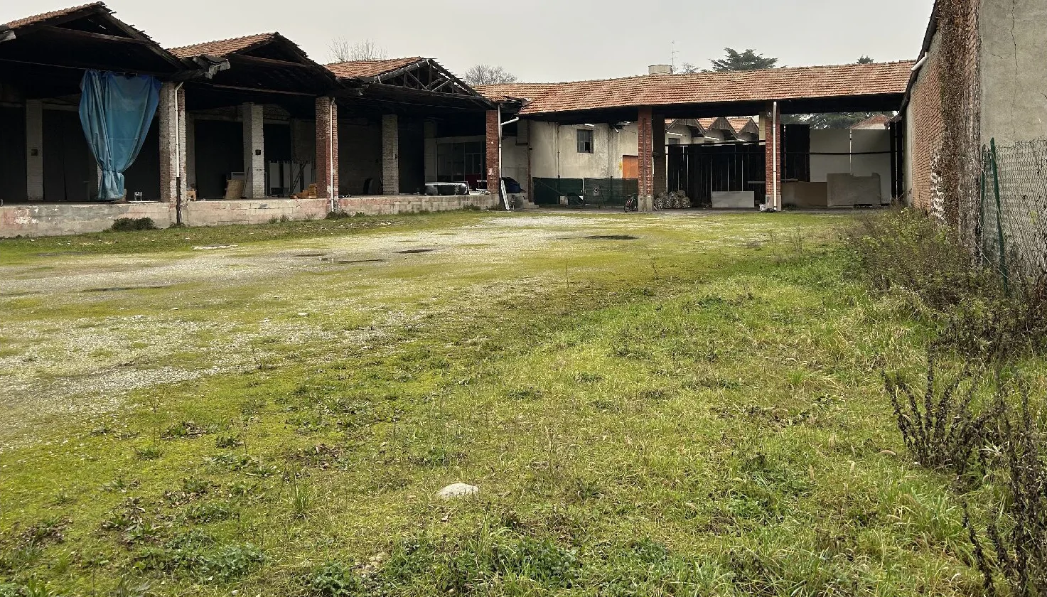 Area edificabile residenziale con fabbricati dismessi in Giussano