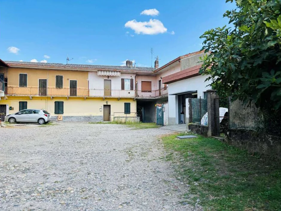 Due appartamenti e box in corte a Vergiate