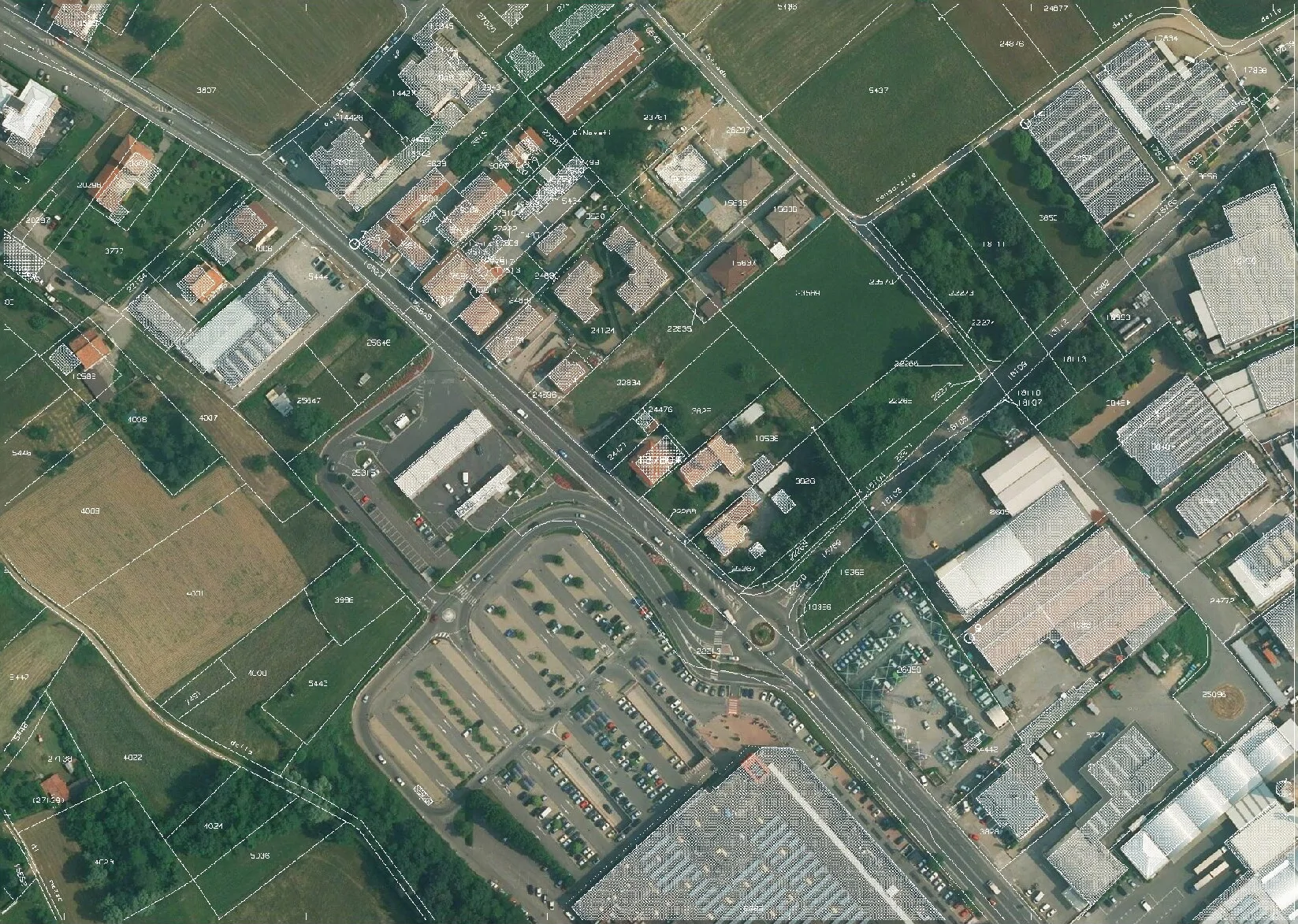 Quota 18/108 di terreno residenziale e sede stradale a Cantù