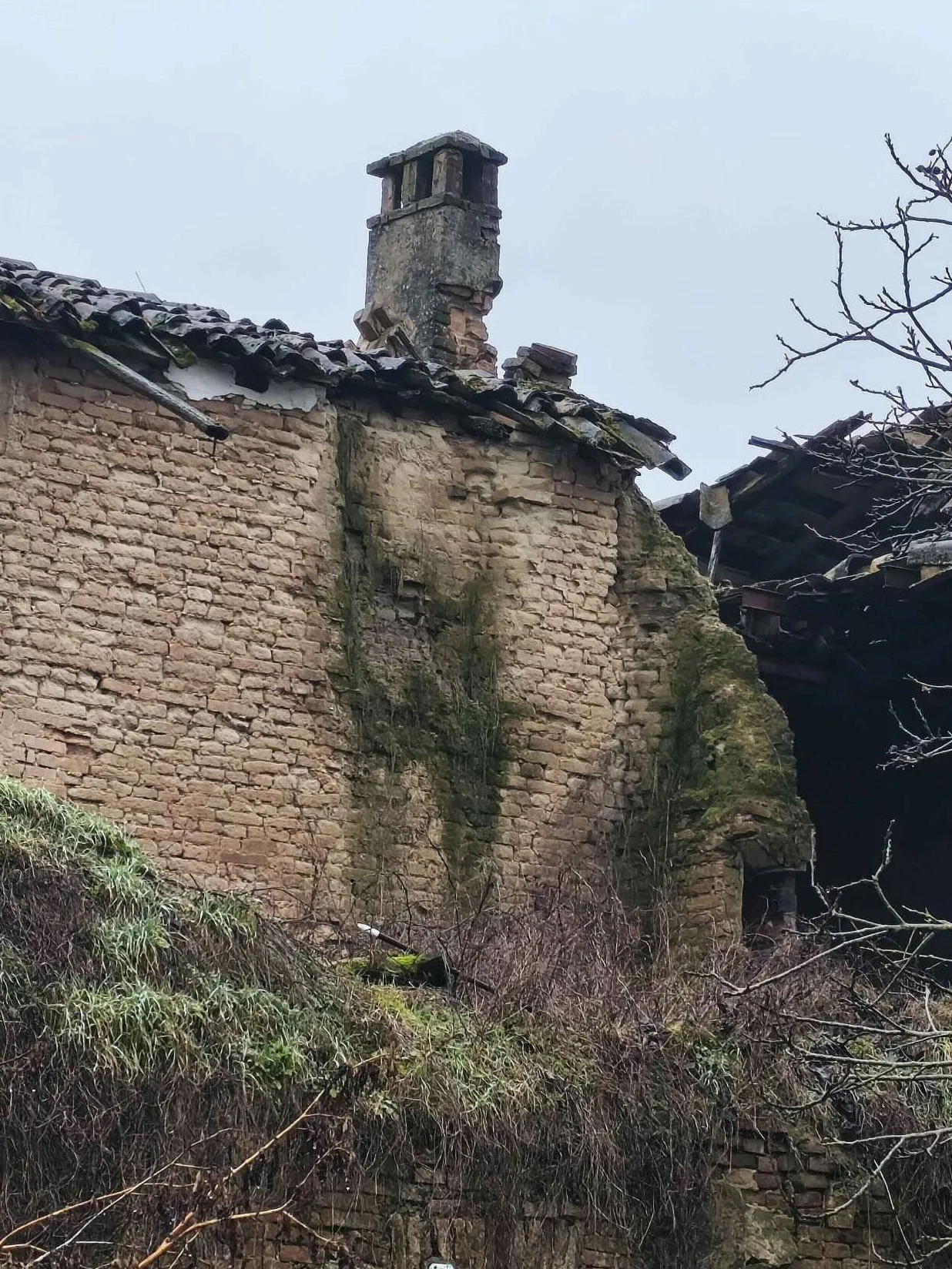 Due porzioni di fabbricato in degrado a Rea (PV)
