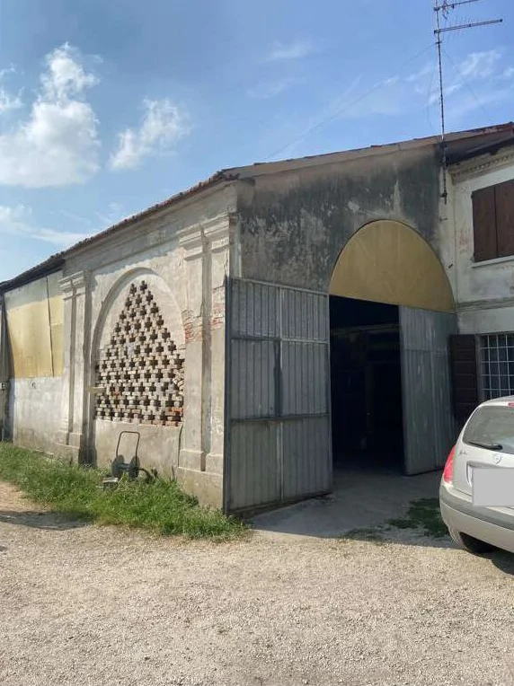 Corte agricola con appartamento, garage, stalla, deposito e terreni