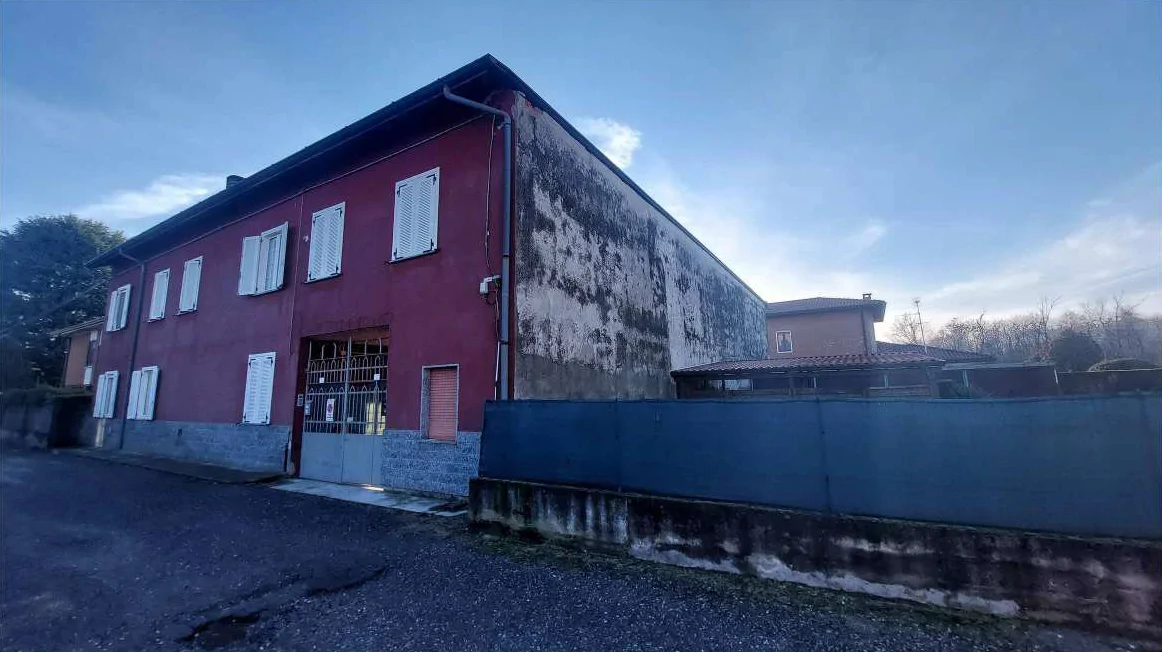 Appartamento con cortile e boxes in via Umbria 5, Castano Primo