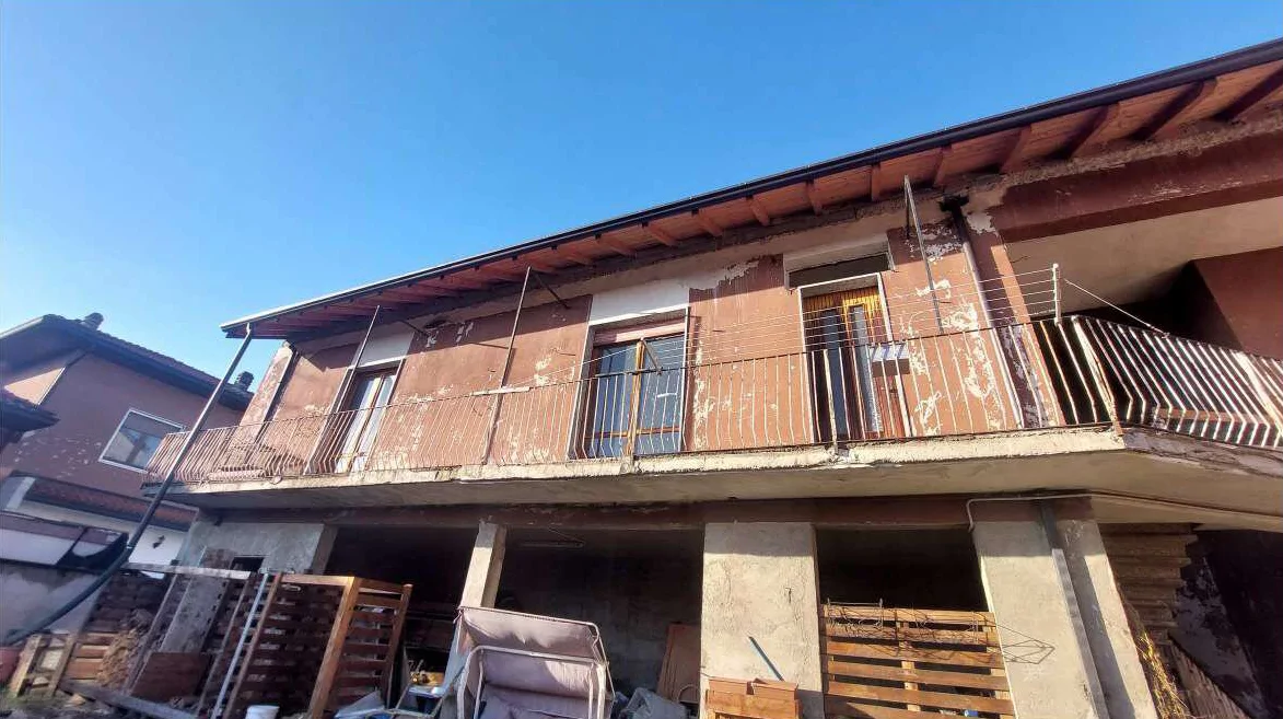 Appartamento con cortile e boxes in via Umbria 5, Castano Primo