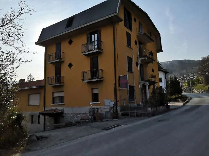 Albergo dismesso con area esterna in Alta Valle Intelvi