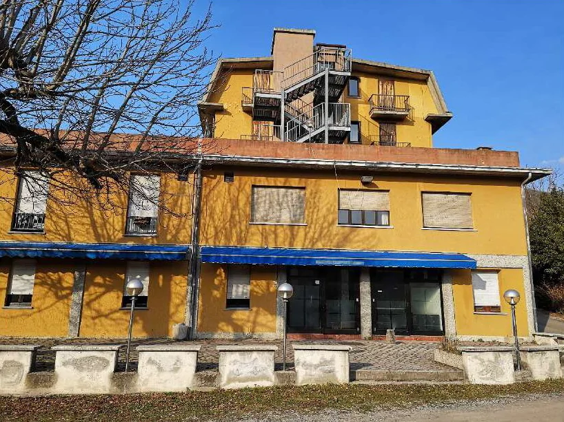 Albergo dismesso con area esterna in Alta Valle Intelvi