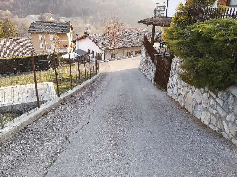 Terreno edificabile con corpi di fabbrica in cemento armato in Alta Valle Intelvi