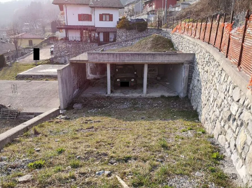 Terreno edificabile con corpi di fabbrica in cemento armato in Alta Valle Intelvi