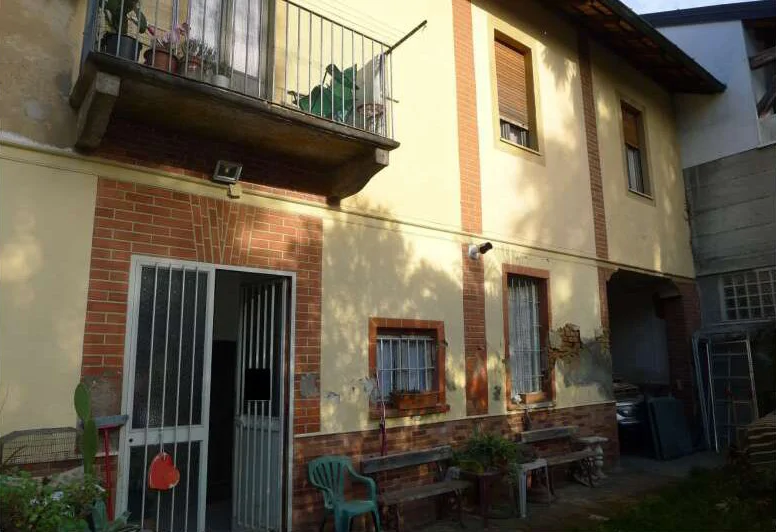Fabbricato residenziale su due piani con rustici e giardino