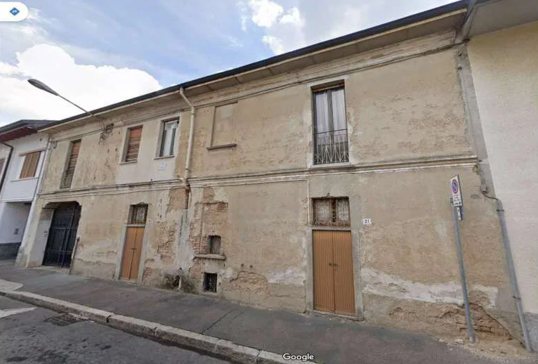 Fabbricato residenziale su due piani con rustici e giardino