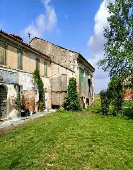 Fabbricato agricolo, terreno e due unità collabenti a Curtatone