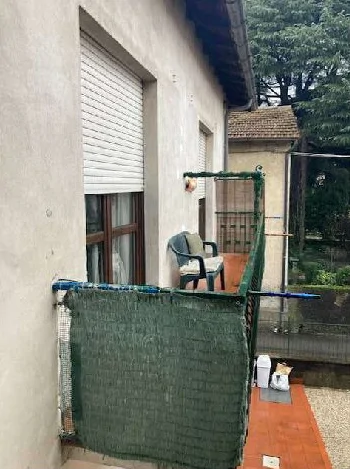 Appartamento piano primo con due balconi in fabbricato in corte