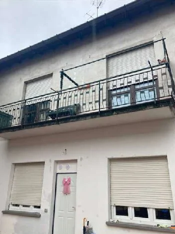 Appartamento piano primo con due balconi in fabbricato in corte