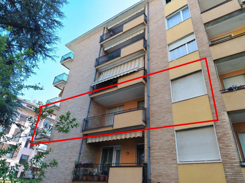 Appartamento trilocale con cantina e box a Legnano