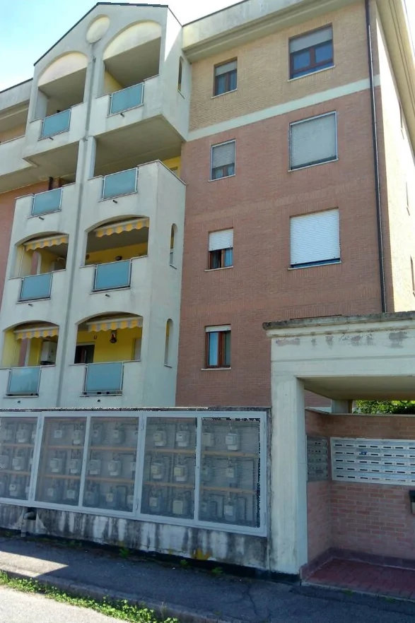 Appartamento con cantina e box in Vanzago, Via Assisi 6