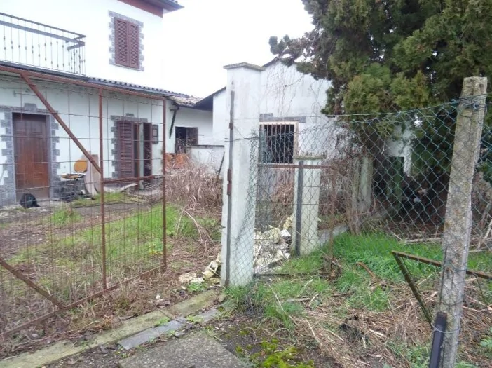 Edificio residenziale con box e locale di sgombero a Zeme