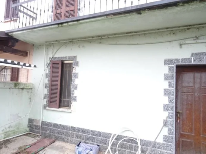 Edificio residenziale con box e locale di sgombero a Zeme