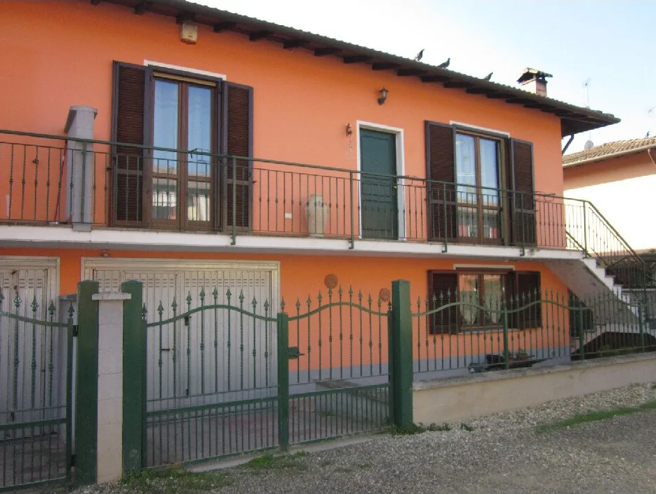 Villetta bifamiliare con autorimessa a Dorno