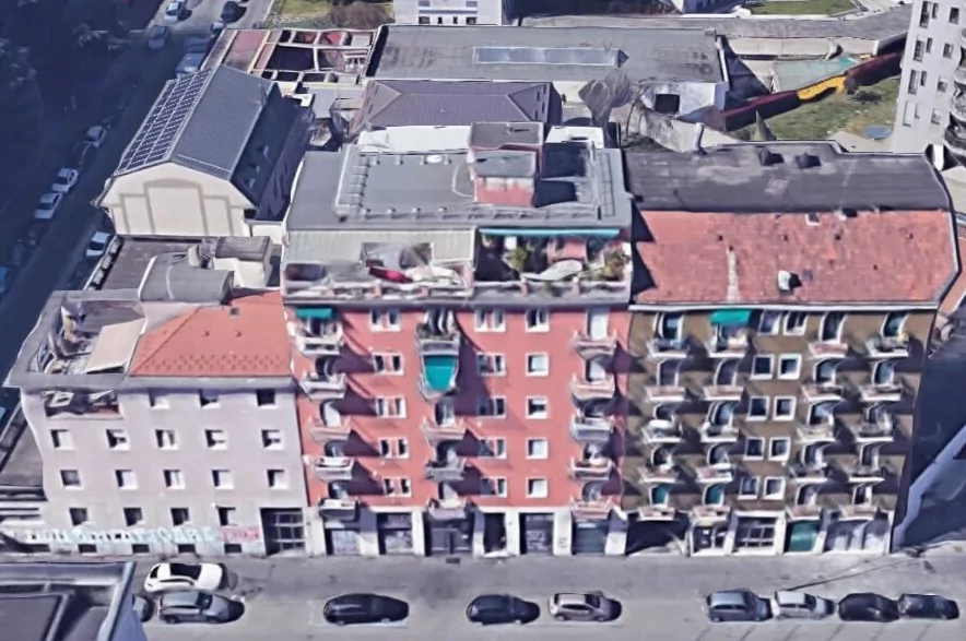 Negozio con soppalco e cantina in Milano, via Zuretti 53