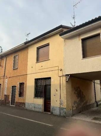 Quota 500/1000 di casa di corte a Casalpusterlengo