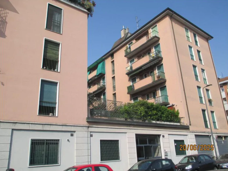 Appartamento con soppalco e locale cantinato a Milano, via Lesa 5